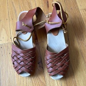 Bryr Imogene Hurrache Clog in cognac brown